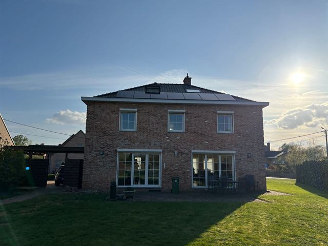 Woning met zonnepanelen in de avondzon
