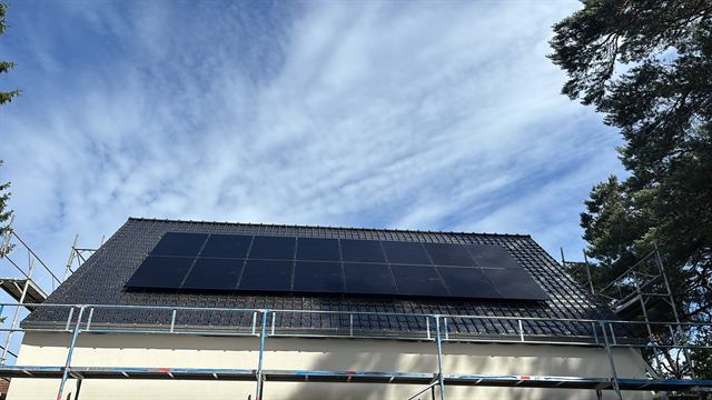 Rij zonnepanelen tegen een blauwe lucht