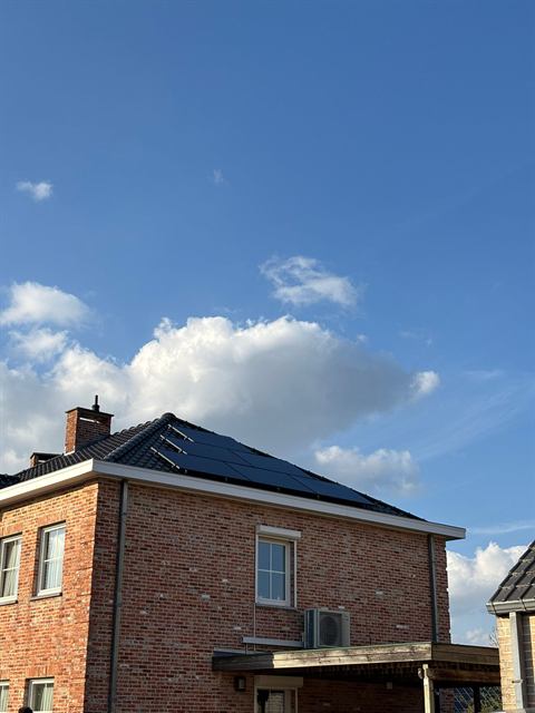 Woning met zonnepanelen op het dak