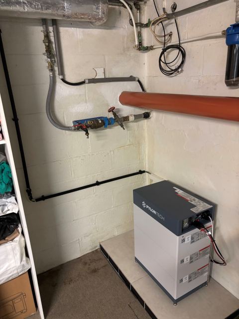Thuisbatterij met volledig kabeltracé in de bergruimte